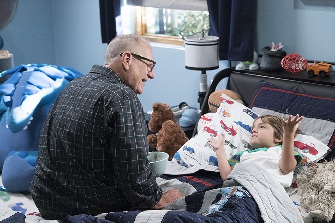 Modern Family - Season 9 - Catch of the Day - Photos - Ed O'Neill, Jeremy Maguire