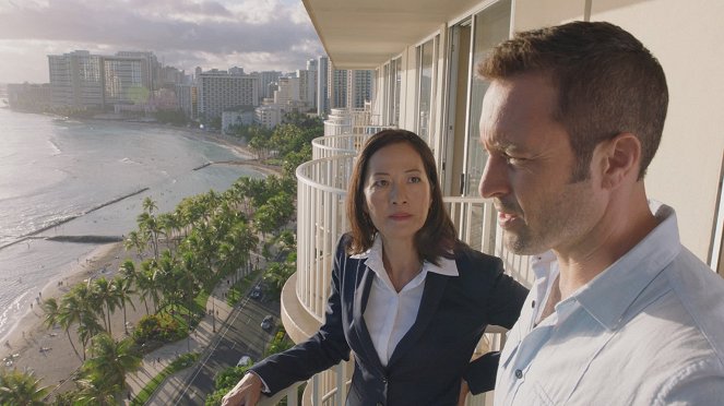 Hawaii 5.0 - Zabawa - Z filmu - Rosalind Chao, Alex O'Loughlin