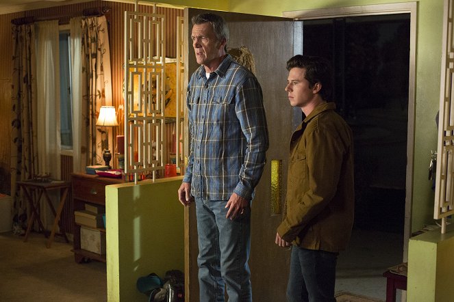 The Middle - Bat Out of Heck - Photos - Neil Flynn, Charlie McDermott