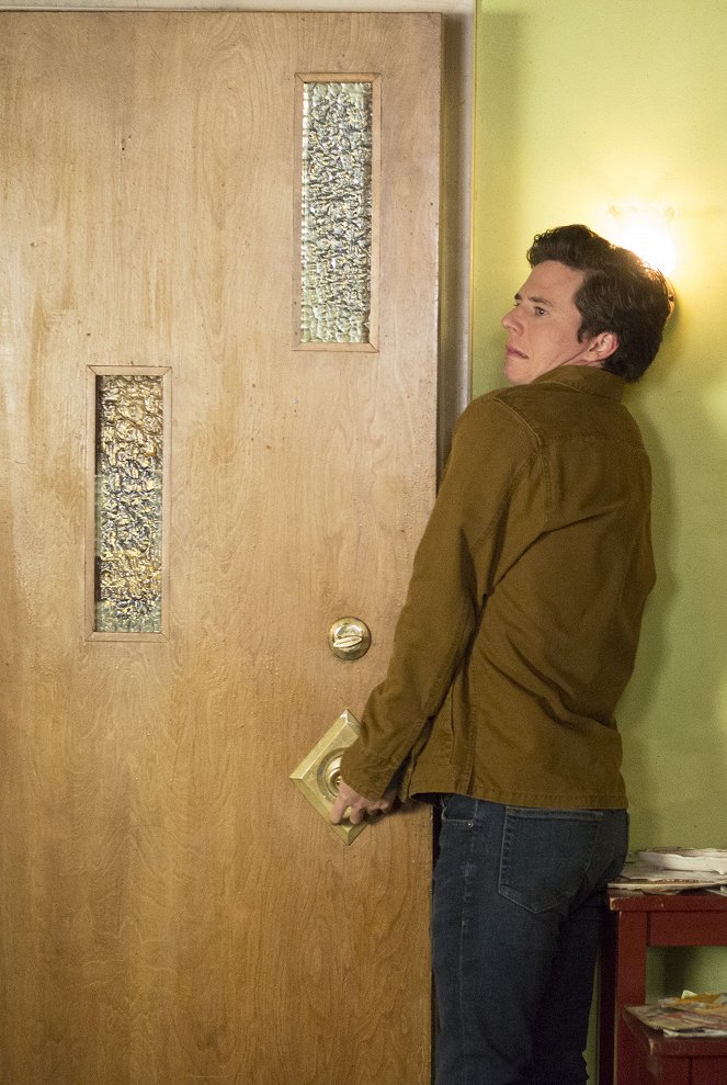 The Middle - Season 9 - Bat Out of Heck - Photos - Charlie McDermott