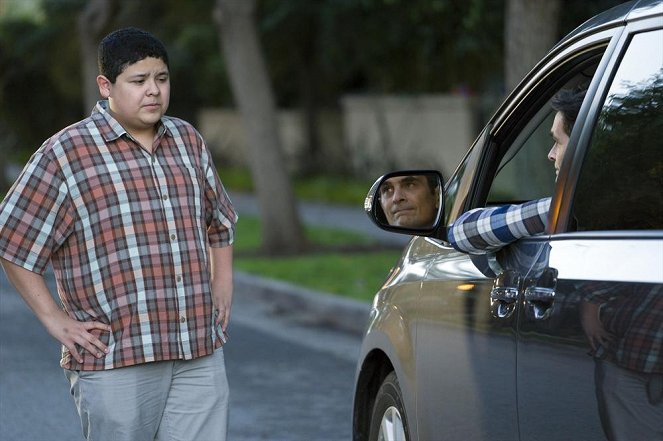 Modern Family - The Day We Almost Died - Photos - Rico Rodriguez, Ty Burrell