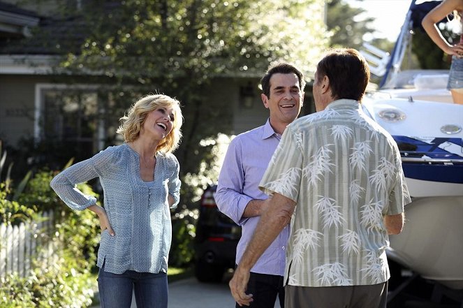 Modern Family - Season 6 - The Big Guns - Photos - Julie Bowen, Ty Burrell