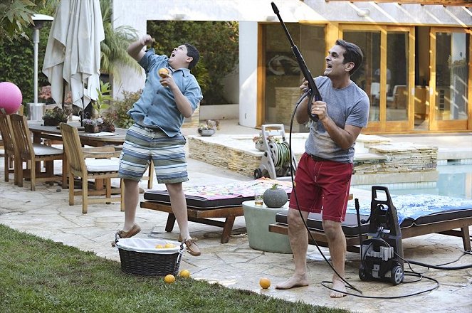 Modern Family - Ein Schrank – Gott sei Dank! - Filmfotos - Rico Rodriguez, Ty Burrell
