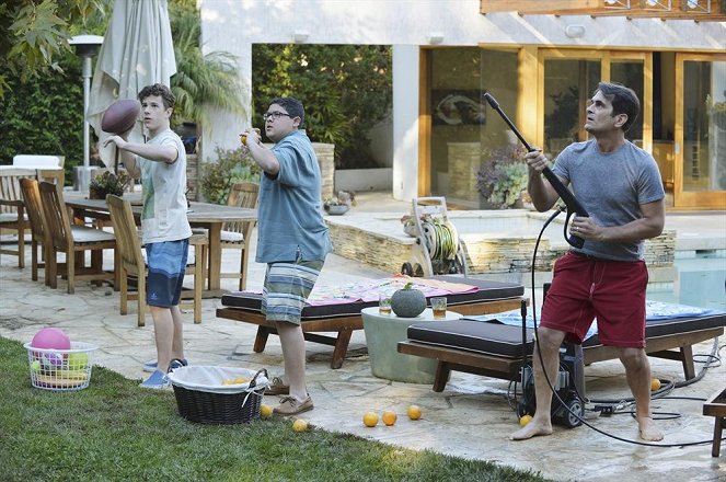 Modern Family - Season 6 - Ein Schrank – Gott sei Dank! - Filmfotos - Nolan Gould, Rico Rodriguez, Ty Burrell