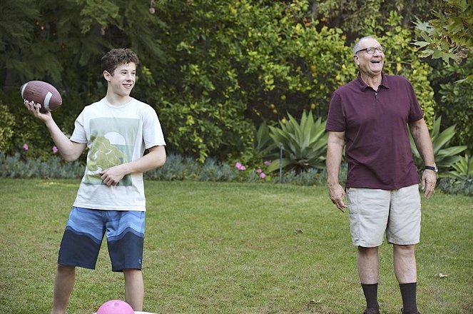 Modern Family - Season 6 - Ein Schrank – Gott sei Dank! - Filmfotos - Nolan Gould, Ed O'Neill