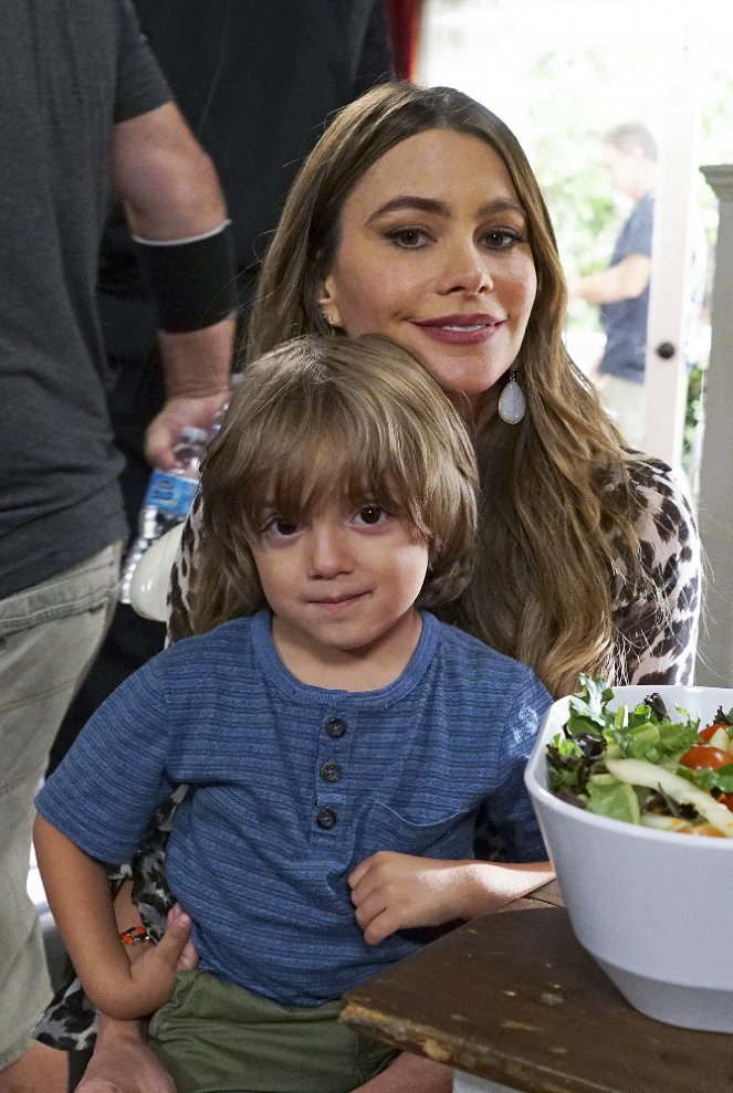 Modern Family - Summer Lovin' - Promo - Jeremy Maguire, Sofía Vergara