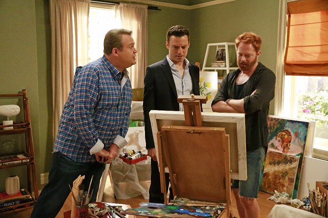 Modern Family - Season 7 - Summer Lovin' - Photos - Eric Stonestreet, Justin Kirk, Jesse Tyler Ferguson