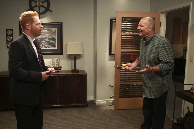 Modern Family - Season 7 - The Closet Case - Photos - Jesse Tyler Ferguson, Jon Polito