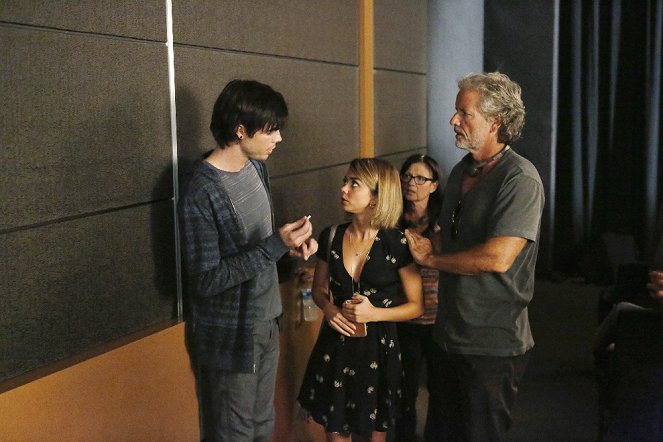 Modern Family - Season 7 - Le Titan de l'industrie - Tournage - Reid Ewing, Sarah Hyland