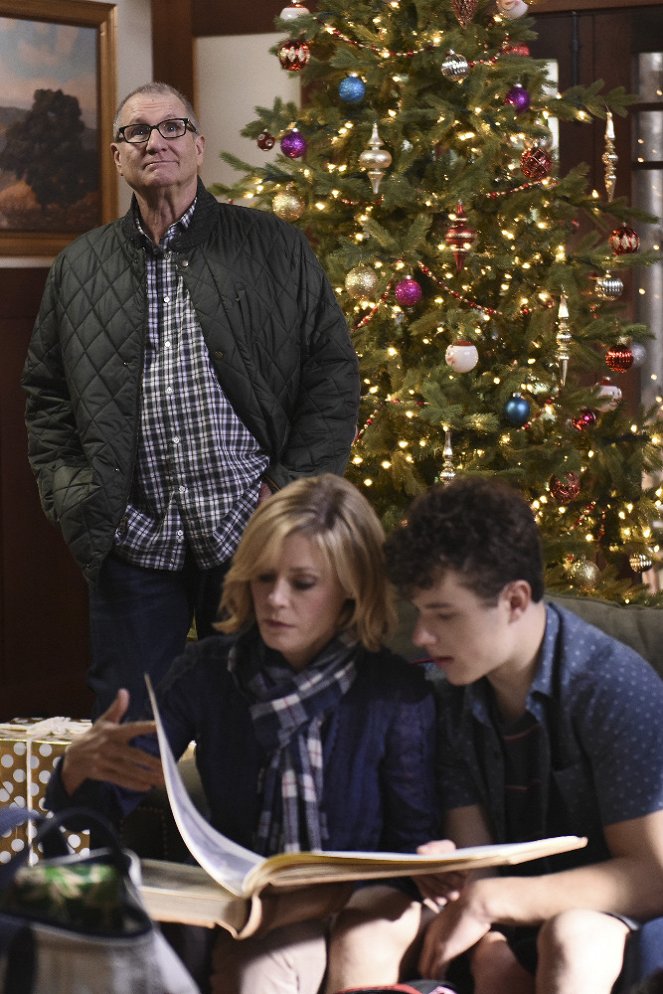 Modern Family - White Christmas - Photos - Ed O'Neill