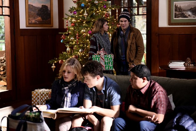 Modern Family - Season 7 - White Christmas - Photos - Sarah Hyland, Adam Devine