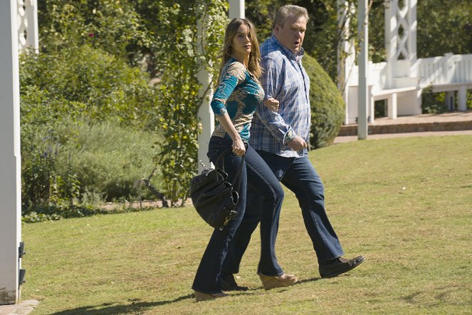 Modern Family - Season 7 - Spread Your Wings - Photos - Sofía Vergara, Eric Stonestreet