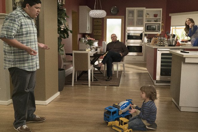 Modern Family - Season 7 - Man Shouldn't Lie - Photos - Rico Rodriguez, Ed O'Neill
