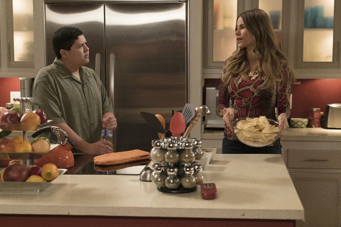 Modern Family - Season 7 - Man Shouldn't Lie - Photos - Rico Rodriguez, Sofía Vergara