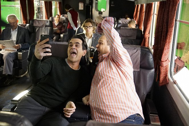 Modern Family - Season 7 - Crazy Train - Photos - Ty Burrell, Eric Stonestreet