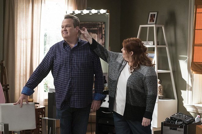 Modern Family - He Said, She Shed - Photos - Eric Stonestreet, Dana Powell