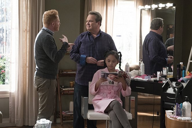 Modern Family - Season 9 - He Said, She Shed - Photos - Jesse Tyler Ferguson, Eric Stonestreet, Aubrey Anderson-Emmons