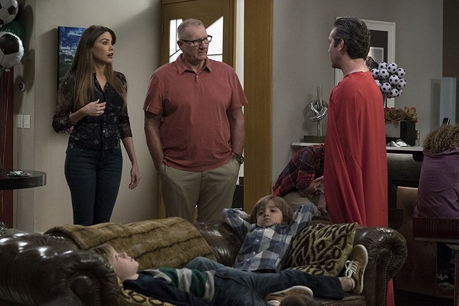 Modern Family - Season 9 - Ein paar letzte Worte - Filmfotos - Sofía Vergara, Ed O'Neill, Jeremy Maguire