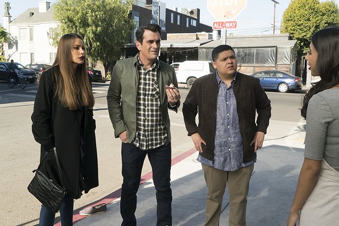 Modern Family - Season 9 - Im Kopf - Filmfotos - Sofía Vergara, Ty Burrell, Rico Rodriguez