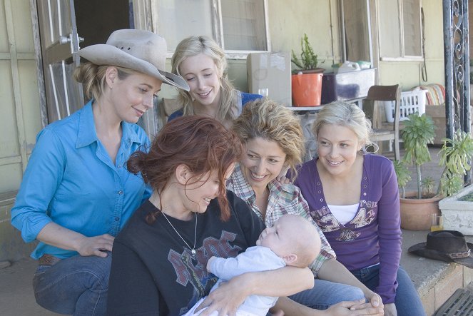 McLeod's Daughters - Season 8 - Mother Love - De la película - Abi Tucker, Eddie Ritchard, Simmone Mackinnon, Doris Younane, Rachael Coopes