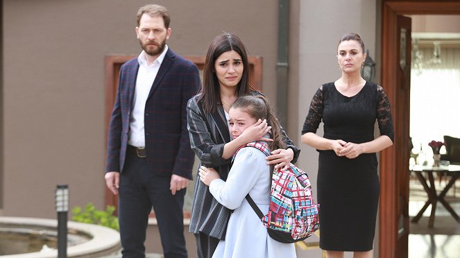 In Another Life - Episode 10 - Photos - Alican Yücesoy, Zeynep Çamcı, Ülkü Hilal Çiftçi, Hatice Aslan