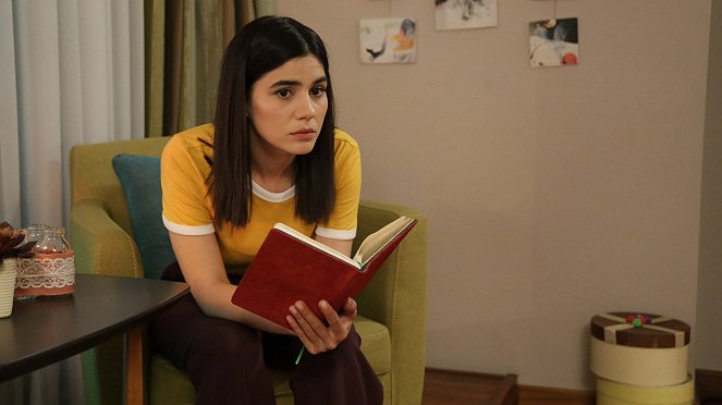 Adı: Zehra - Episode 11 - De la película - Zeynep Çamcı