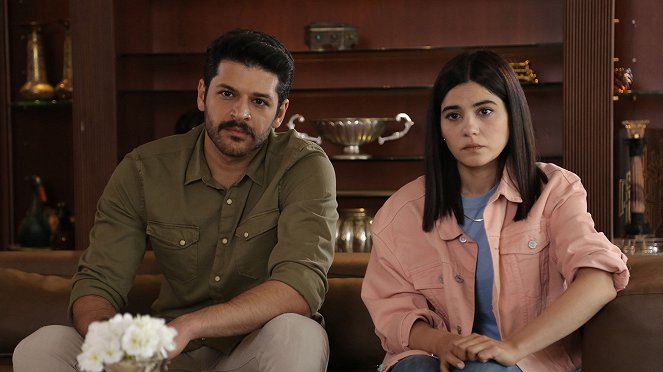 Adı: Zehra - Episode 12 - De la película - Emre Kıvılcım, Zeynep Çamcı