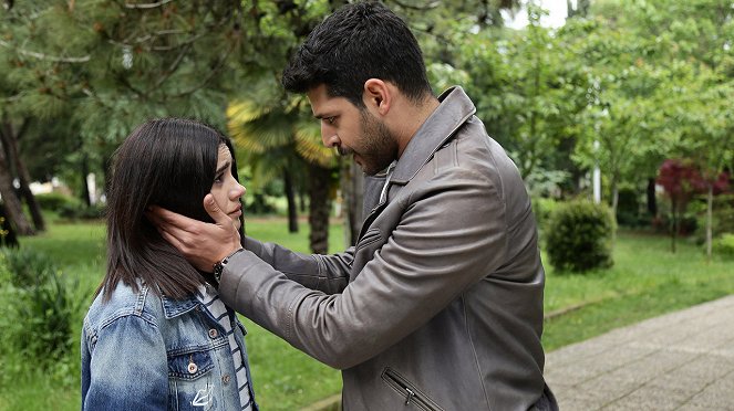 In Another Life - Episode 13 - Photos - Emre Kıvılcım, Zeynep Çamcı