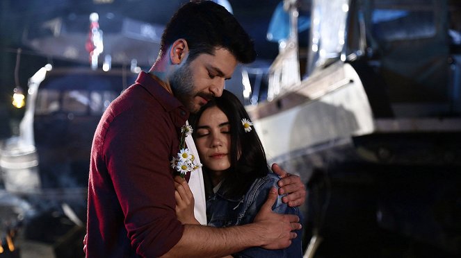 In Another Life - Episode 13 - Photos - Emre Kıvılcım, Zeynep Çamcı