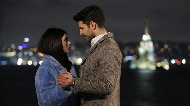 Adı: Zehra - Episode 8 - De la película - Zeynep Çamcı, Emre Kıvılcım