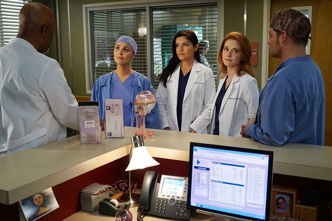 Grey's Anatomy - Season 13 - Back Where You Belong - Photos - Camilla Luddington, Marika Dominczyk, Sarah Drew, Justin Chambers