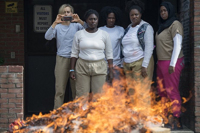 Orange Is the New Black - Flaming Hot Cheetos, Literally - Photos - Taylor Schilling, Danielle Brooks, Vicky Jeudy, Adrienne C. Moore, Amanda Stephen