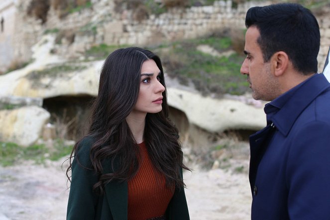 Aşk ve Mavi - Season 2 - Episode 28 - De la película - Burcu Kıratlı, Emrah Erdoğan