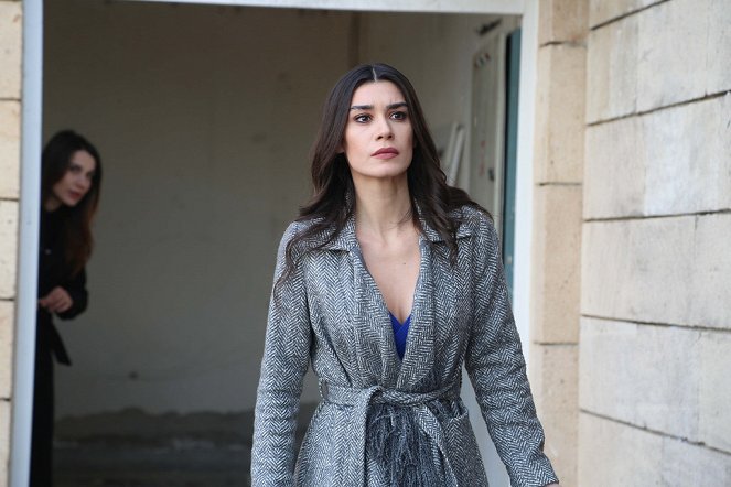 Aşk ve Mavi - Season 2 - Episode 21 - De la película - Burcu Kıratlı