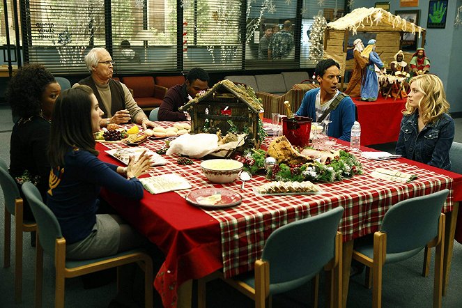 Community - Die Weihnachtsschlacht - Filmfotos - Alison Brie, Chevy Chase, Danny Pudi, Gillian Jacobs