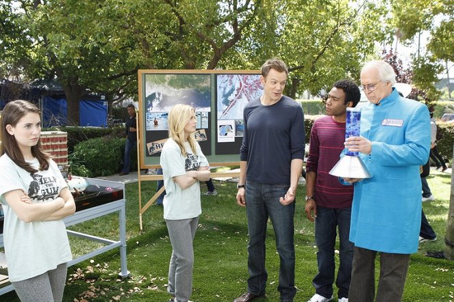 Community - Season 2 - The Psychology of Letting Go - Photos - Alison Brie, Gillian Jacobs, Joel McHale, Donald Glover, Chevy Chase