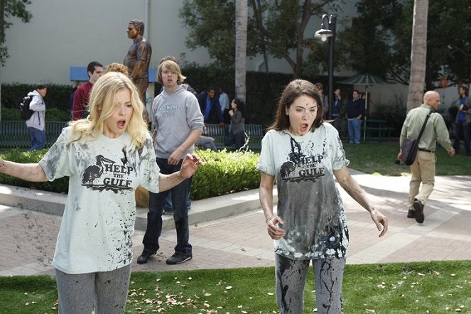 Community - The Psychology of Letting Go - Photos - Gillian Jacobs, Alison Brie