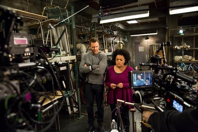 Balfékek - Season 5 - A videómagnó és a lopott tankönyvek - Forgatási fotók - Joel McHale, Yvette Nicole Brown