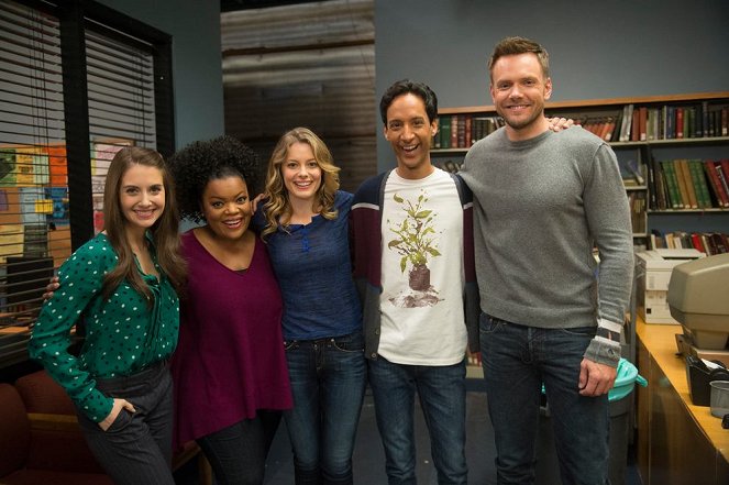 Community - Videocassetes e livros de química - De filmagens - Alison Brie, Yvette Nicole Brown, Gillian Jacobs, Danny Pudi, Joel McHale