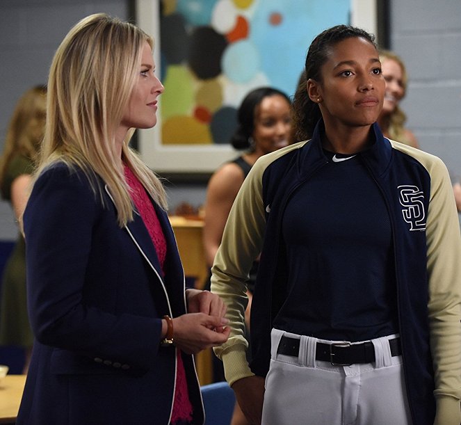 Pitch - Unstoppable Forces & Immovable Objects - De la película - Ali Larter, Kylie Bunbury