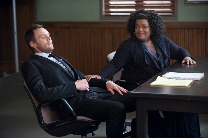 Community - Introduction to Finality - Photos - Joel McHale, Yvette Nicole Brown