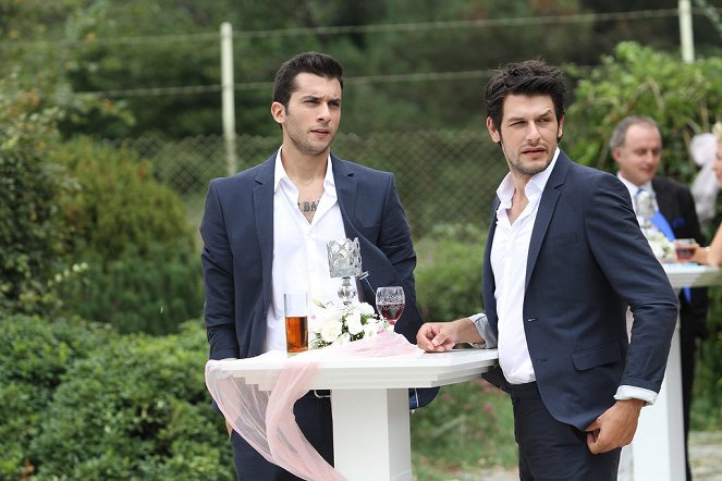 Runaway Brides - Episode 11 - Photos - Fırat Altunmeşe, Fırat Albayram