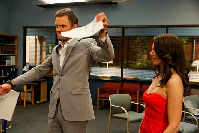 Community - Advanced Introduction to Finality - Photos - Joel McHale, Alison Brie