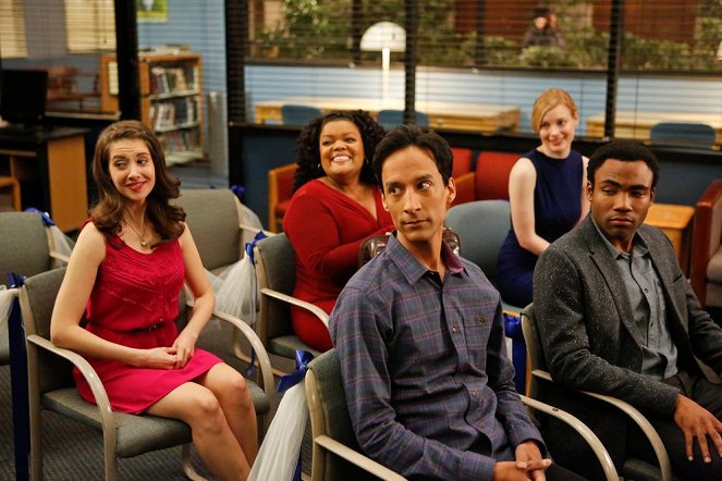 Community - Advanced Introduction to Finality - Van film - Alison Brie, Yvette Nicole Brown, Danny Pudi, Gillian Jacobs, Donald Glover