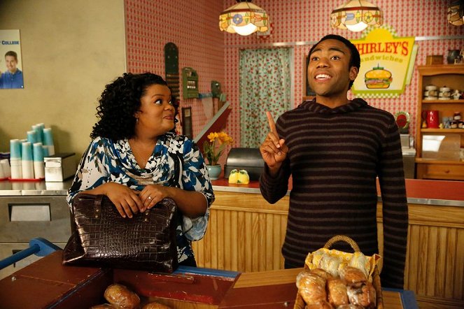 Community - Advanced Introduction to Finality - Van film - Yvette Nicole Brown, Donald Glover