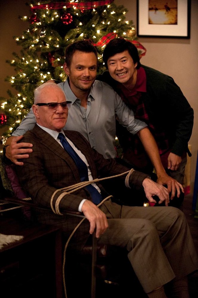 Community - Joulu solmussa - Kuvat kuvauksista - Malcolm McDowell, Joel McHale, Ken Jeong