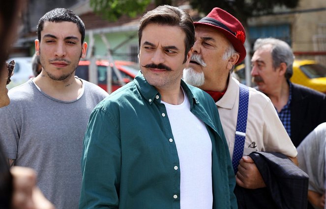 Aile İşi - De la película - Can Bonomo, Ufuk Özkan, Sait Genay