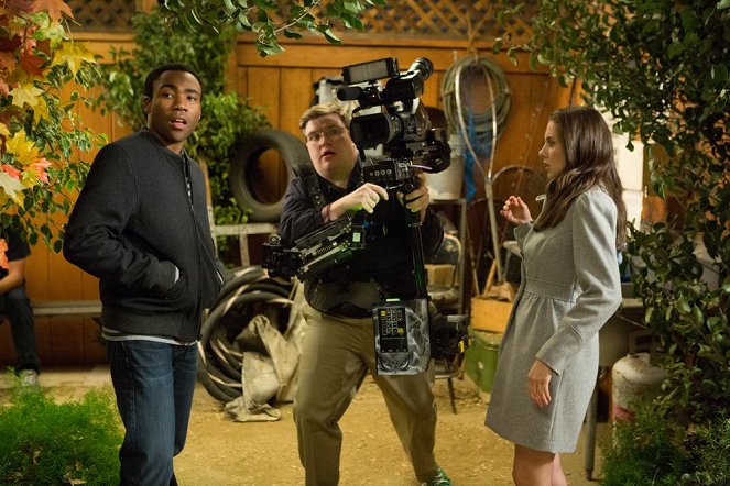Community - Advanced Documentary Filmmaking - Photos - Donald Glover, Alison Brie