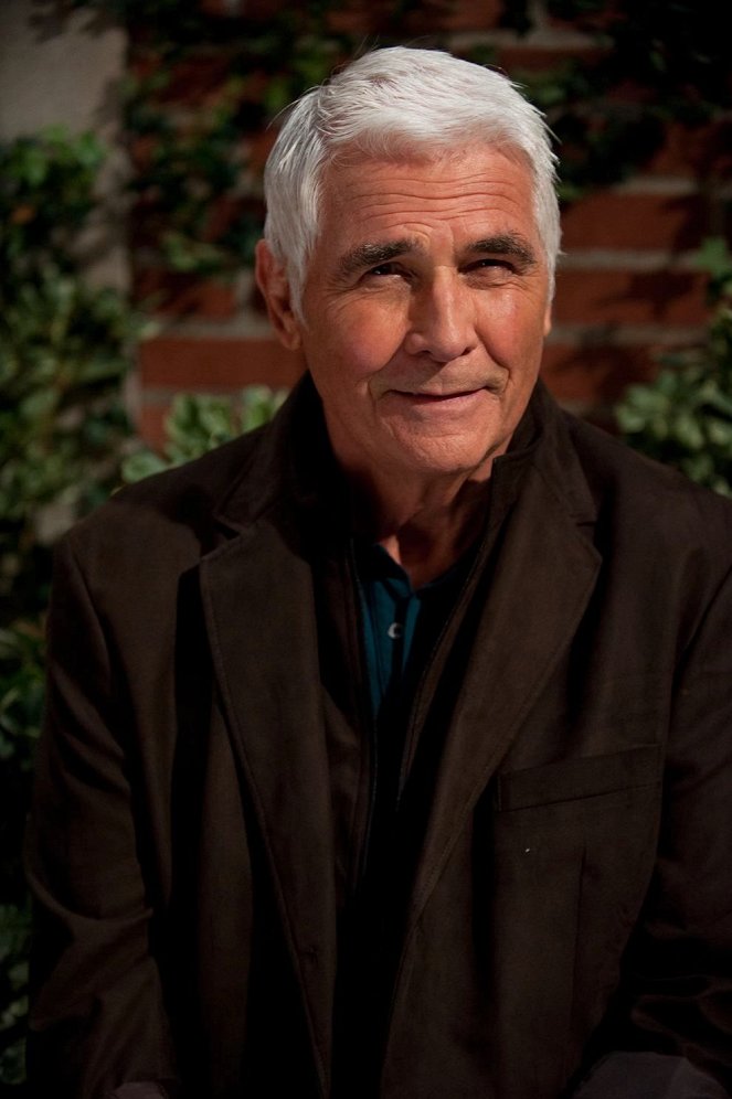 Community - Escapismo cooperativo en las relaciones familiares - Del rodaje - James Brolin