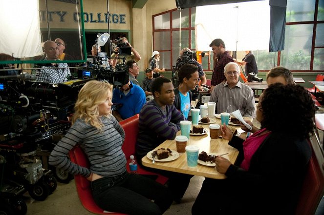 Community - Season 4 - Alternative History of the German Invasion - Making of - Gillian Jacobs, Donald Glover, Danny Pudi, Chevy Chase